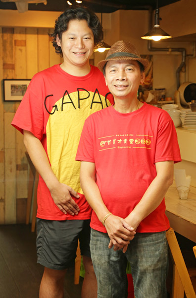 「ガパオ食堂」のピーボーさん（右）と高橋朋也さん（Ｃ）日刊ゲンダイ