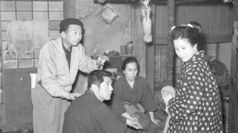 右翼は戦争を美化 キャバレーでは「軍艦マーチ」が流れた