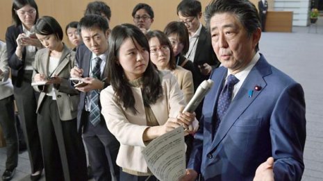 首相と番記者の“ごっつあん忘年会” 記念撮影に今年も長蛇