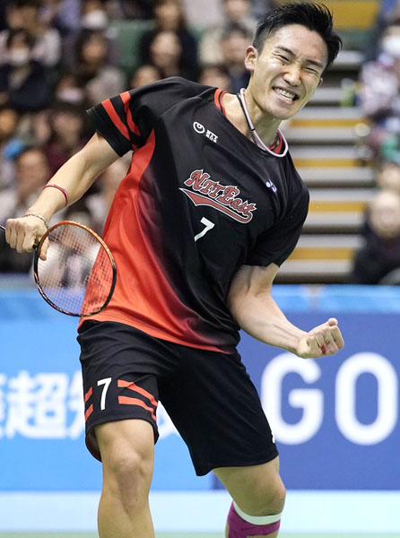 全日本総合バドミントン選手権・男子シングルス決勝で勝利しガッツポーズする桃田賢斗（Ｃ）共同通信社