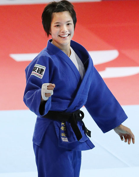 柔道世界選手権・女子52キロ級で優勝して喜ぶ阿部詩（Ｃ）共同通信社