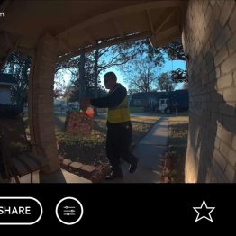 サンタの正体はごみの収集員…2歳男児に贈り物をしたワケ