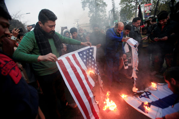 中東は緊張が高まる（米国とイスラエルの旗を燃やすパキスタンのシーア派イスラム教徒MWMの支持者）／（Ｃ）ロイター