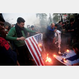 中東は緊張が高まる（米国とイスラエルの旗を燃やすパキスタンのシーア派イスラム教徒MWMの支持者）／（Ｃ）ロイター