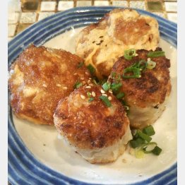 揚げ（奥）と焼きは、カリカリ感を楽しんで（Ｃ）日刊ゲンダイ