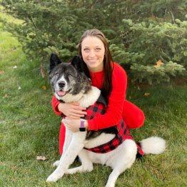 虐待された秋田犬の世話を続けて1年…女性の笑顔の結末