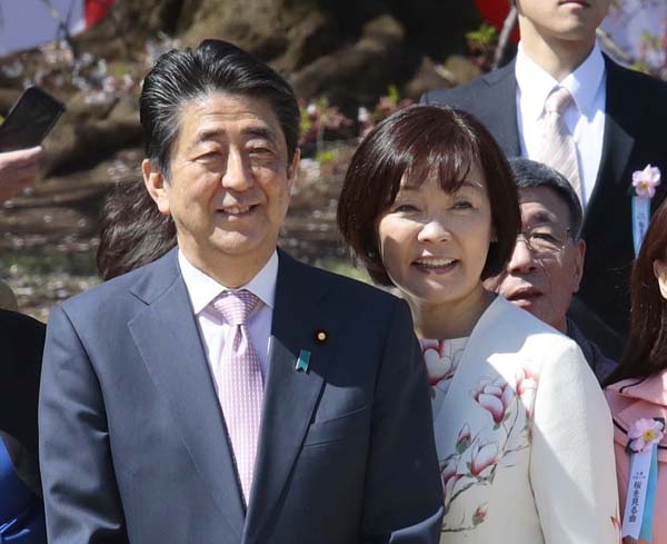 桜を見る会での安倍首相と昭恵夫人（Ｃ）日刊ゲンダイ