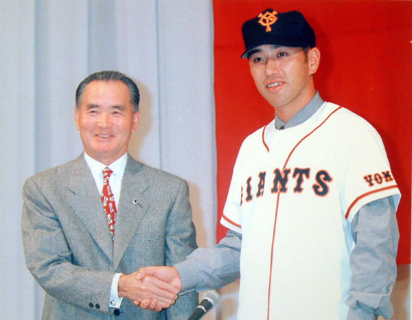 1996年11月、巨人の入団会見で長嶋監督（左）と握手を交わす清原（Ｃ）日刊ゲンダイ