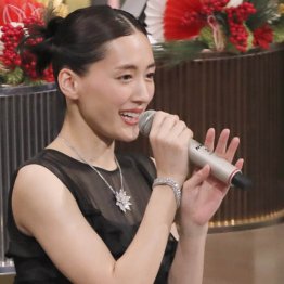 綾瀬はるか“噛み司会”もはや名物に それでも愛される理由