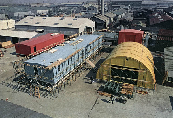 南極昭和基地はプレハブ建築の元祖といわれる（同基地に新しく建つ建物の仮組立の４棟、1966年、東京・深川で）／（Ｃ）共同通信社