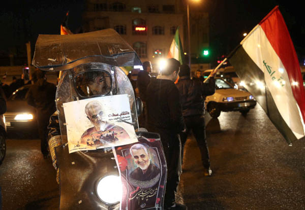 イランがイラク・アサド米軍基地を報復攻撃し、ソレイマニ司令官の写真を掲げ通りで祝うイラン国民（Ｃ）ロイター／WANA （West Asia News Agency）