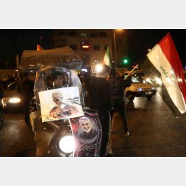 イランがイラク・アサド米軍基地を報復攻撃し、ソレイマニ司令官の写真を掲げ通りで祝うイラン国民（Ｃ）ロイター／WANA （West Asia News Agency）
