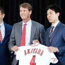 レッズ秋山が背番号「4」披露 出来高は最大で1億4000万円