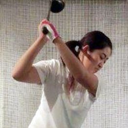 冬の飛距離ダウンを防止 ハンドレイトの構えから始動する