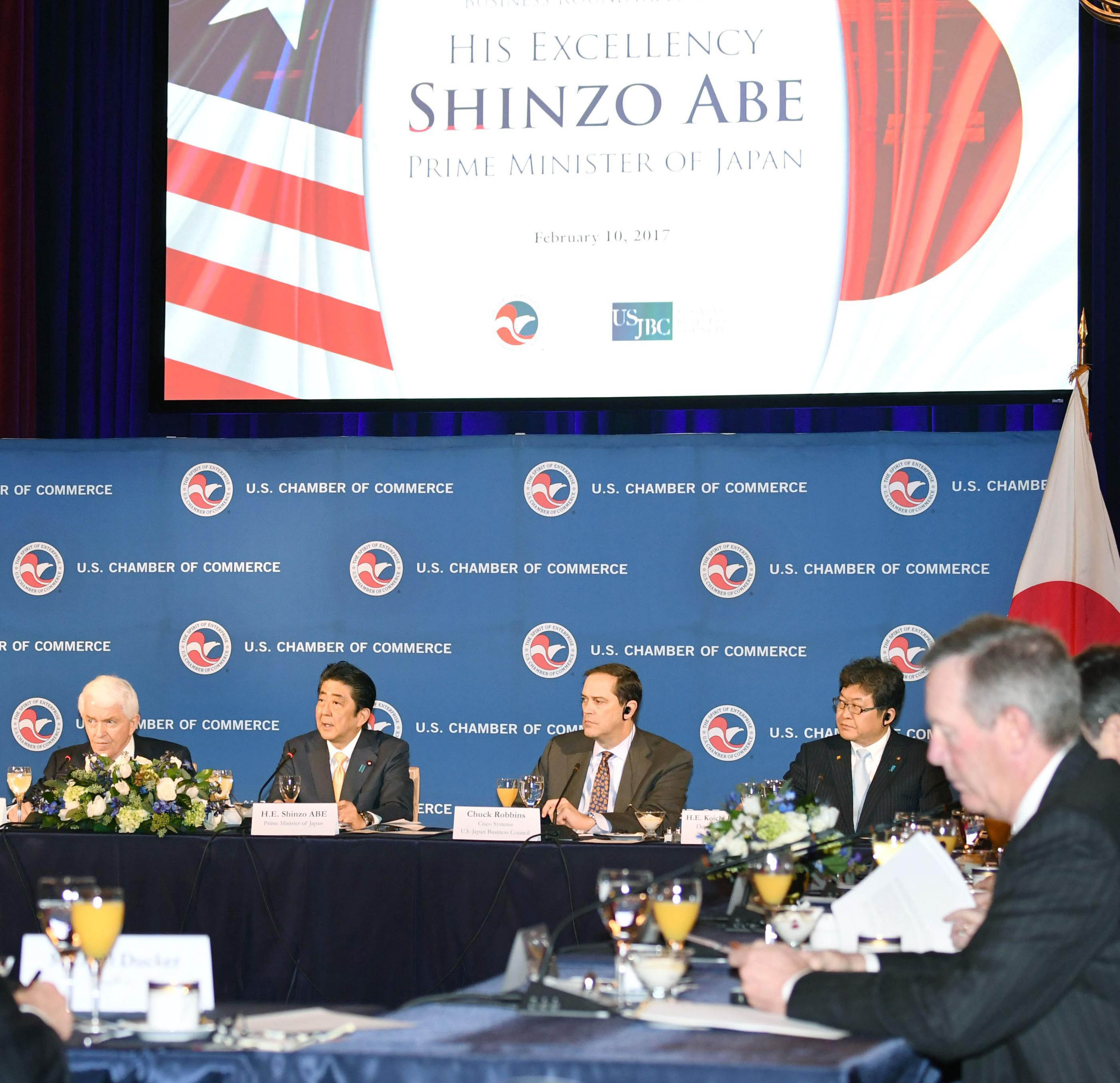 米国商業会議所主催の朝食会であいさつする安倍首相（左から２人目）（Ｃ）共同通信社