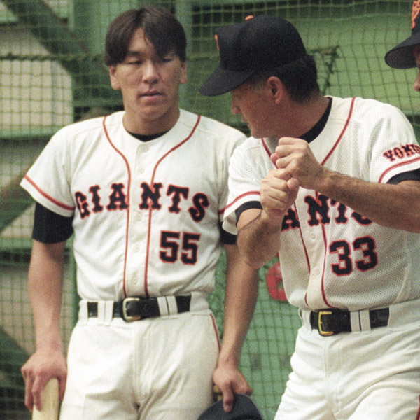 1994年、長嶋監督（右）に打撃指導を受ける高卒2年目の松井（Ｃ）共同通信社