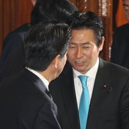 本会議場で安倍首相と握手する秋元容疑者（Ｃ）日刊ゲンダイ