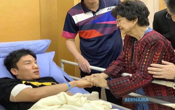 事故で顔を負傷し、病院でマレーシア首相夫人から見舞いを受ける桃田（左）／（Ｃ）ベルナマ通信提供＝共同