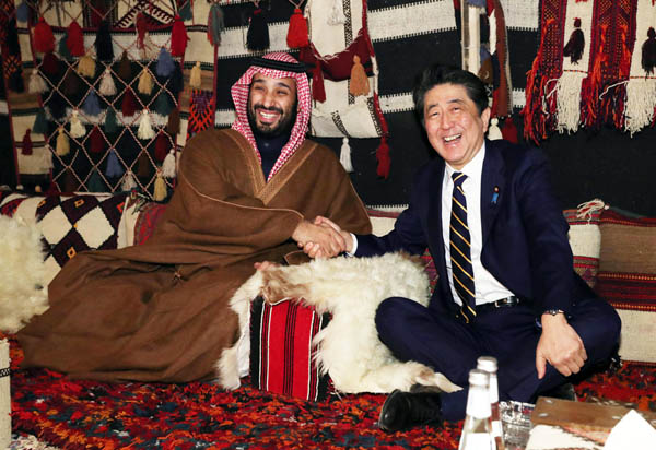 ご機嫌なワケは…（サウジアラビア・ムハンマド皇太子（左）の歓迎を受け握手する安倍首相）／（代表撮影・共同）