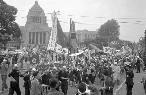 1960年5月1日、国会議事堂前のデモ（Ｃ）ジャパンタイムズ／共同通信イメージズ