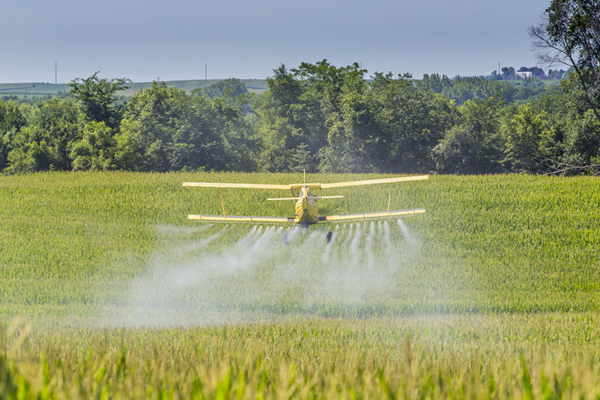 広大な土地では害虫・雑草駆除を飛行機で行う（Ｃ）123rf