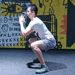 正しいスクワットは膝から曲げるのではなくお尻から落とす