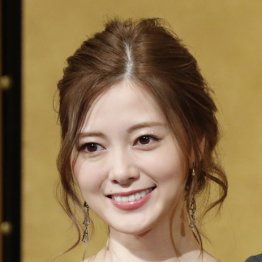 白石麻衣「写真集37万部」の凄さ アイドルでは実質歴代2位