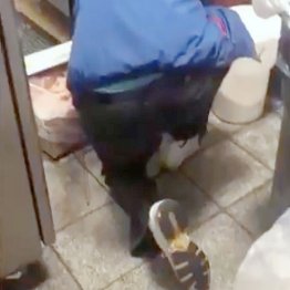 床に落とした手羽先を洗って客へ…上司に報告でクビに！