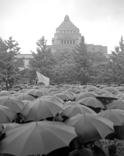 雨の中、人々は続々と集まってきた（1960年5月20日、国会前）／（Ｃ）ジャパンタイムズ／共同通信イメージズ