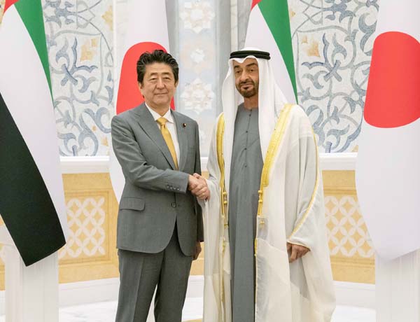 UAEのムハンマド皇太子（右）と握手（Ｃ）ロイター