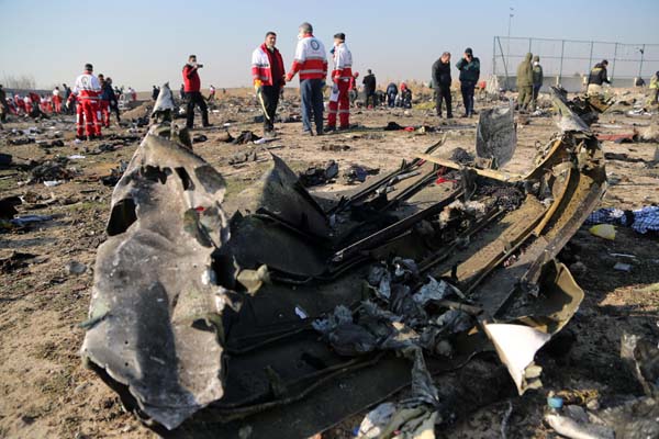 ウクライナ国際航空機の墜落現場（ゲッティ＝共同）