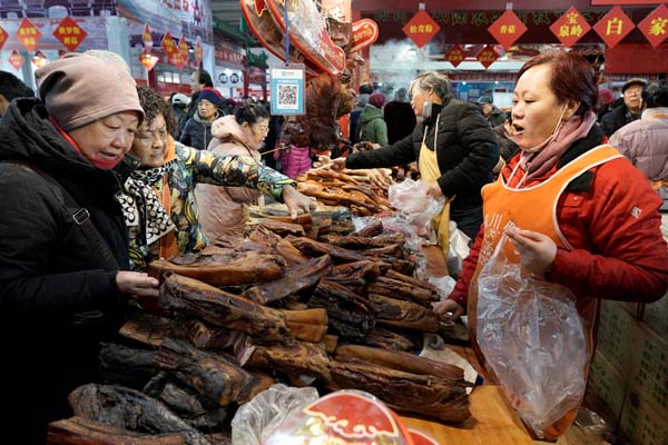 春節を前に買い物客でにぎわう北京の市場（Ｃ）ロイター