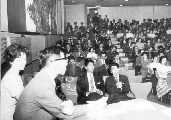 「若い日本の会」が安保問題で集会を開き、江藤淳（左2）が進行役を務めた。客席には石原慎太郎（中央）や羽仁進（右）も参加（1960年5月30日、東京・草月会館）／（Ｃ）共同通信社