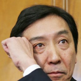 菅原前経産相「耳から汗会見」が物語る窮地の“逃走本能”