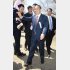 2019年安倍首相主催の「桜を見る会」で招待客に手を振りながら歩く菅官房長官（Ｃ）日刊ゲンダイ