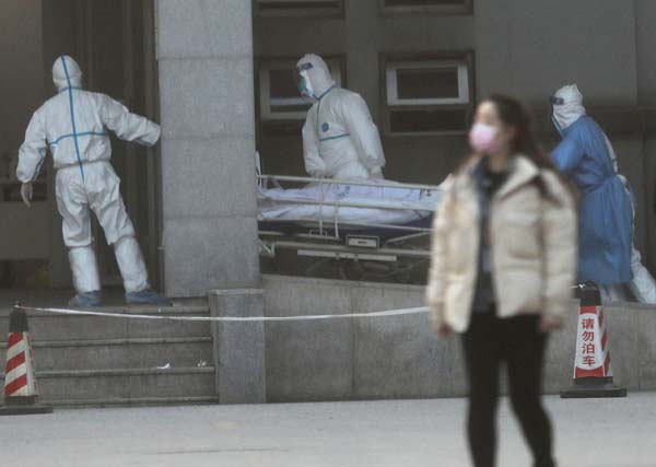 中国・武漢の病院に搬送される新型肺炎の患者（Ｃ）ロイター