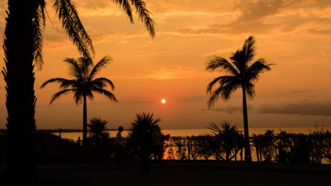 海を染めるオレンジの夕日 沖縄・恩納村の「絶景ホテル」