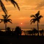 海を染めるオレンジの夕日 沖縄・恩納村の「絶景ホテル」