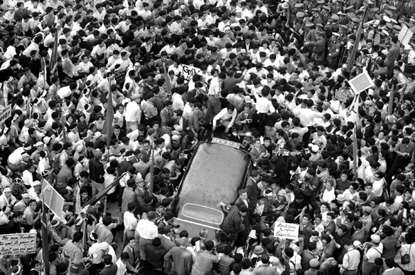 アイゼンハワー米大統領訪日の打ち合わせで来日したハガチー大統領新聞係秘書が安保闘争のデモ隊に包囲され、羽田から米軍ヘリで脱出した（1960年6月10日）／（Ｃ）共同通信社