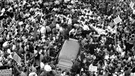 ハガチーはデモ隊に取り囲まれキャデラックの屋根が歪んだ