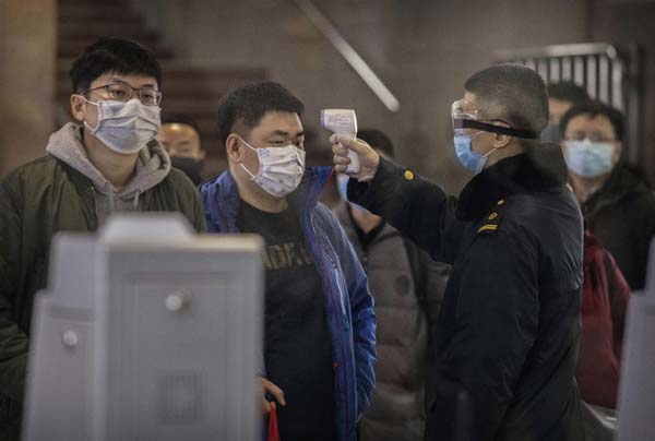春節スタート。北京では武漢からの旅客の熱を検査（24日）／（Ｃ）ゲッティ＝共同
