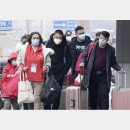 中国国内は厳戒態勢（北京駅周辺でマスクを着用して歩く人たち）／（Ｃ）共同通信社