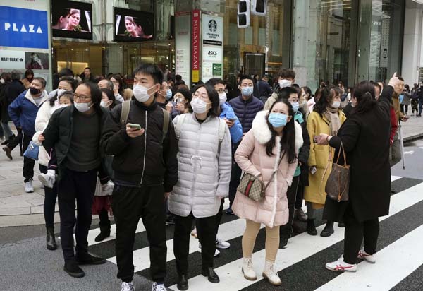 新型肺炎の感染拡大が懸念される中、マスク姿で東京・銀座を訪れた中国からの団体旅行客（Ｃ）共同通信社
