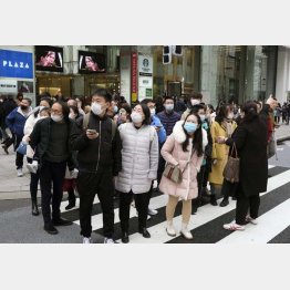 新型肺炎の感染拡大が懸念される中、マスク姿で東京・銀座を訪れた中国からの団体旅行客（Ｃ）共同通信社