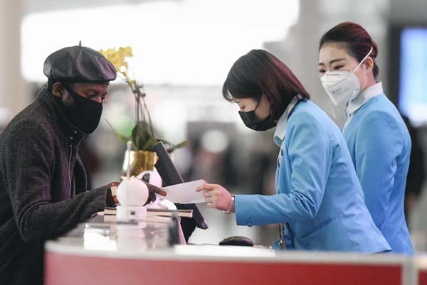 北京首都国際空港でもマスクで接客（Ｃ）共同通信社