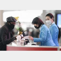 北京首都国際空港でもマスクで接客（Ｃ）共同通信社