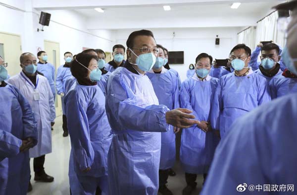 27日、新型肺炎の状況を視察するため中国・武漢入りした李克強首相（中央）が… （中国サイト「微博」の中国政府公式アカウントから）