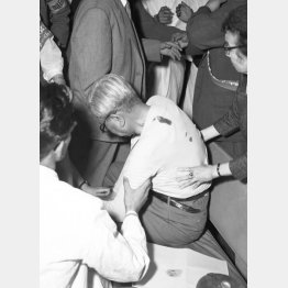 暴漢に襲われ左肩を刺されうずくまる社会党の河上丈太郎前委員長（1960年6月17日、衆議院議員面会所）／（Ｃ）共同通信社