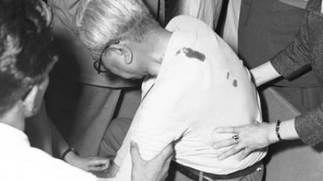 集会のさなかに河上社会党前委員長が右翼青年に刺された