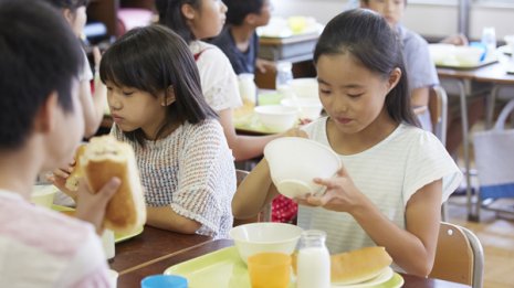 安い輸入小麦粉を使う子供たちの給食パンは汚染されている